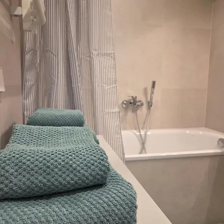 Cozy In Quiet Center Apartment *